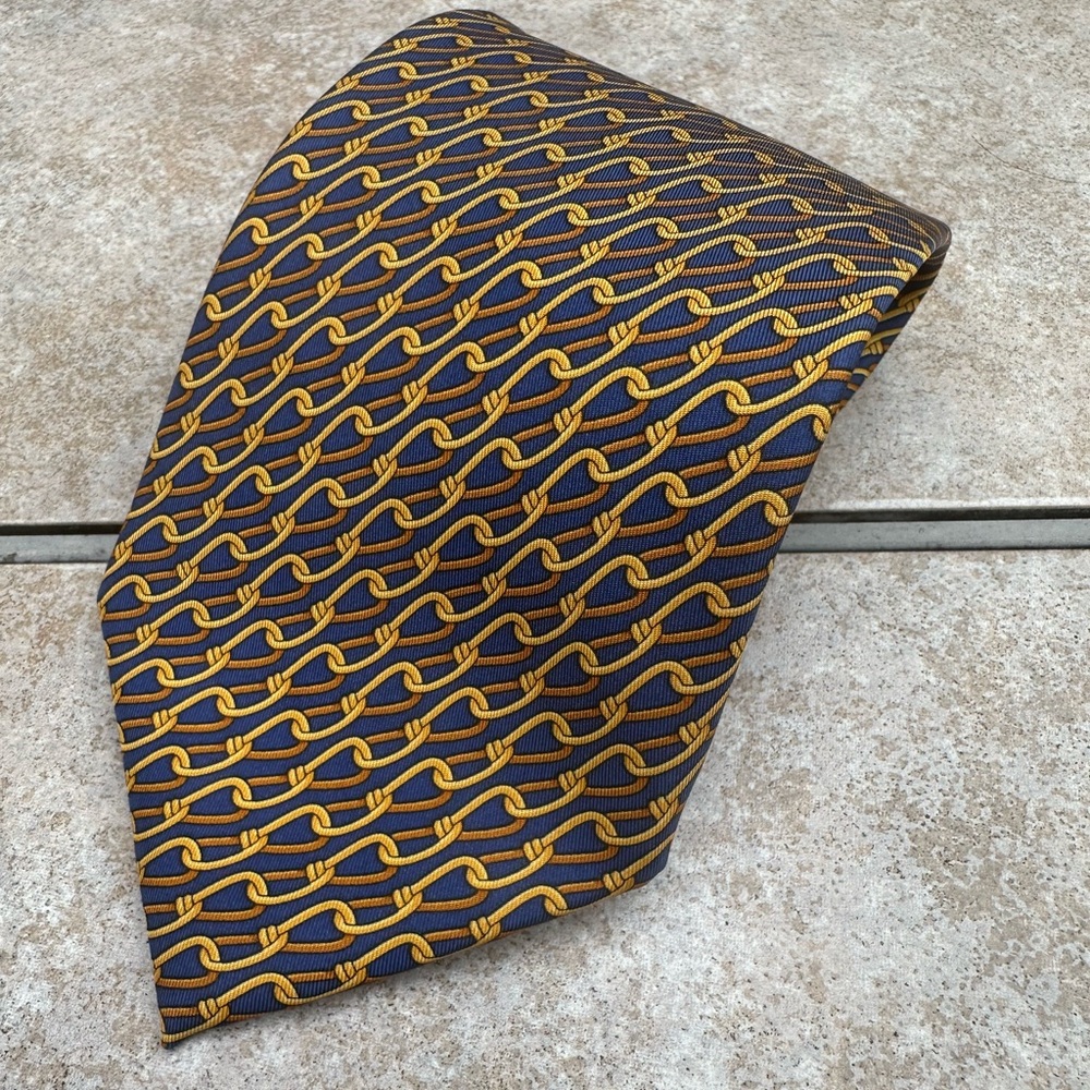 Gucci Elegant Chain Pattern Silk Tie in Blue and Gold